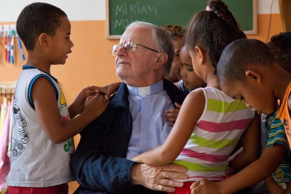 don Luigi Valentini nella creche Dora Ribeiro a Belo Horizonte